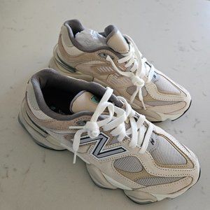 Brand New  in box - never worn New Balance.     US Women size 7